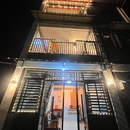 Eighty8 Tourist Inn Корон Екстериор снимка