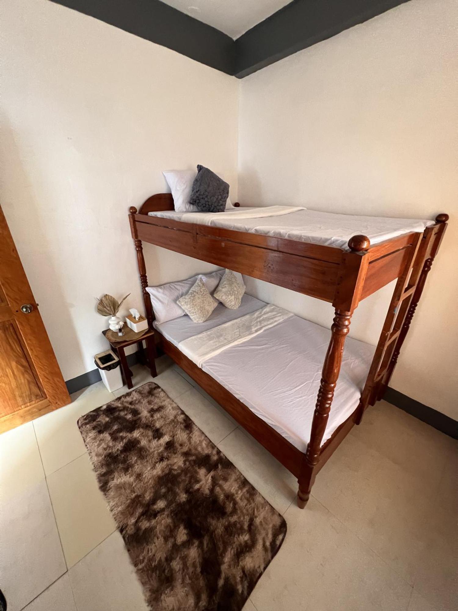 Eighty8 Tourist Inn Корон Екстериор снимка