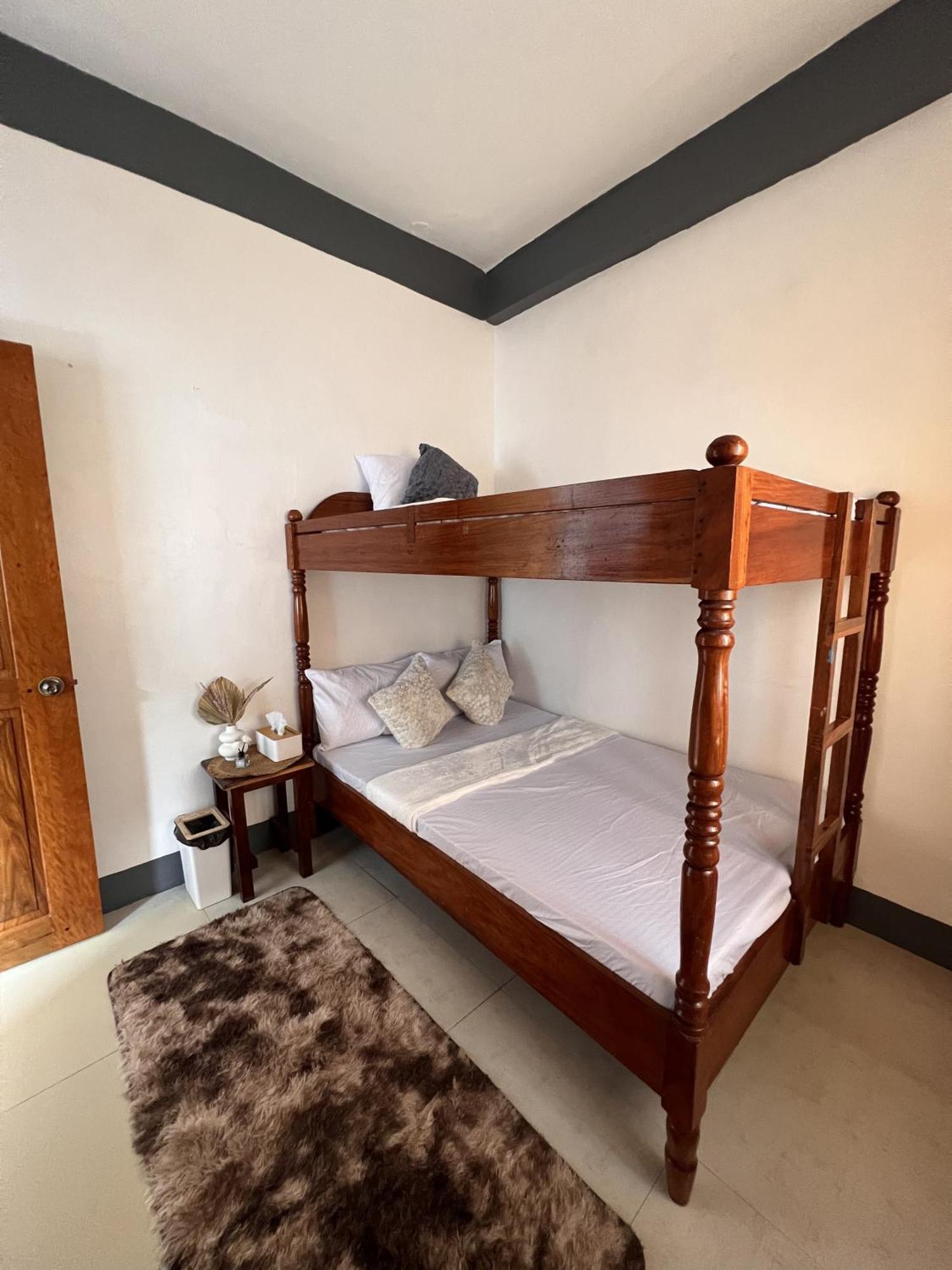 Eighty8 Tourist Inn Корон Екстериор снимка