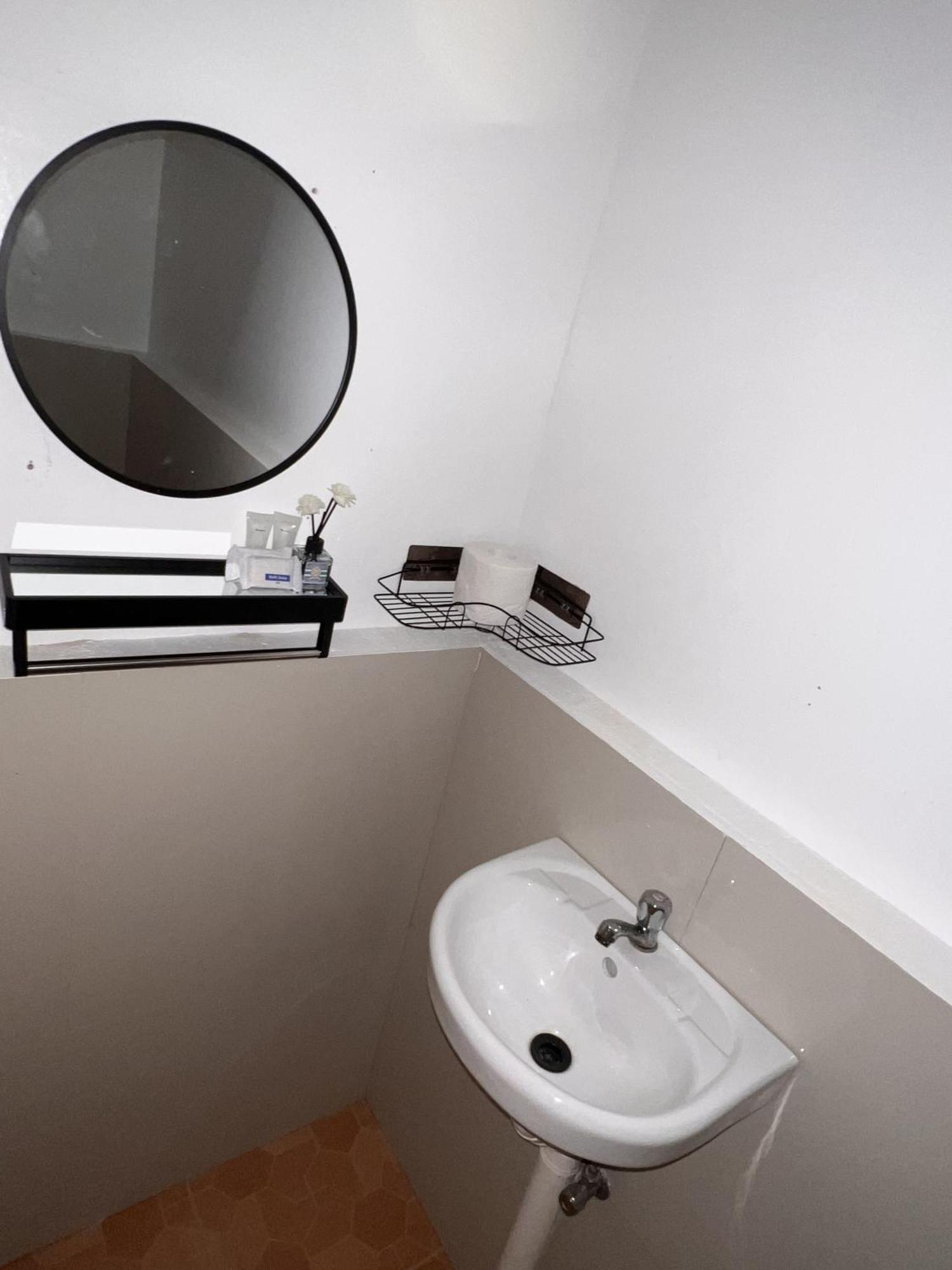 Eighty8 Tourist Inn Корон Екстериор снимка