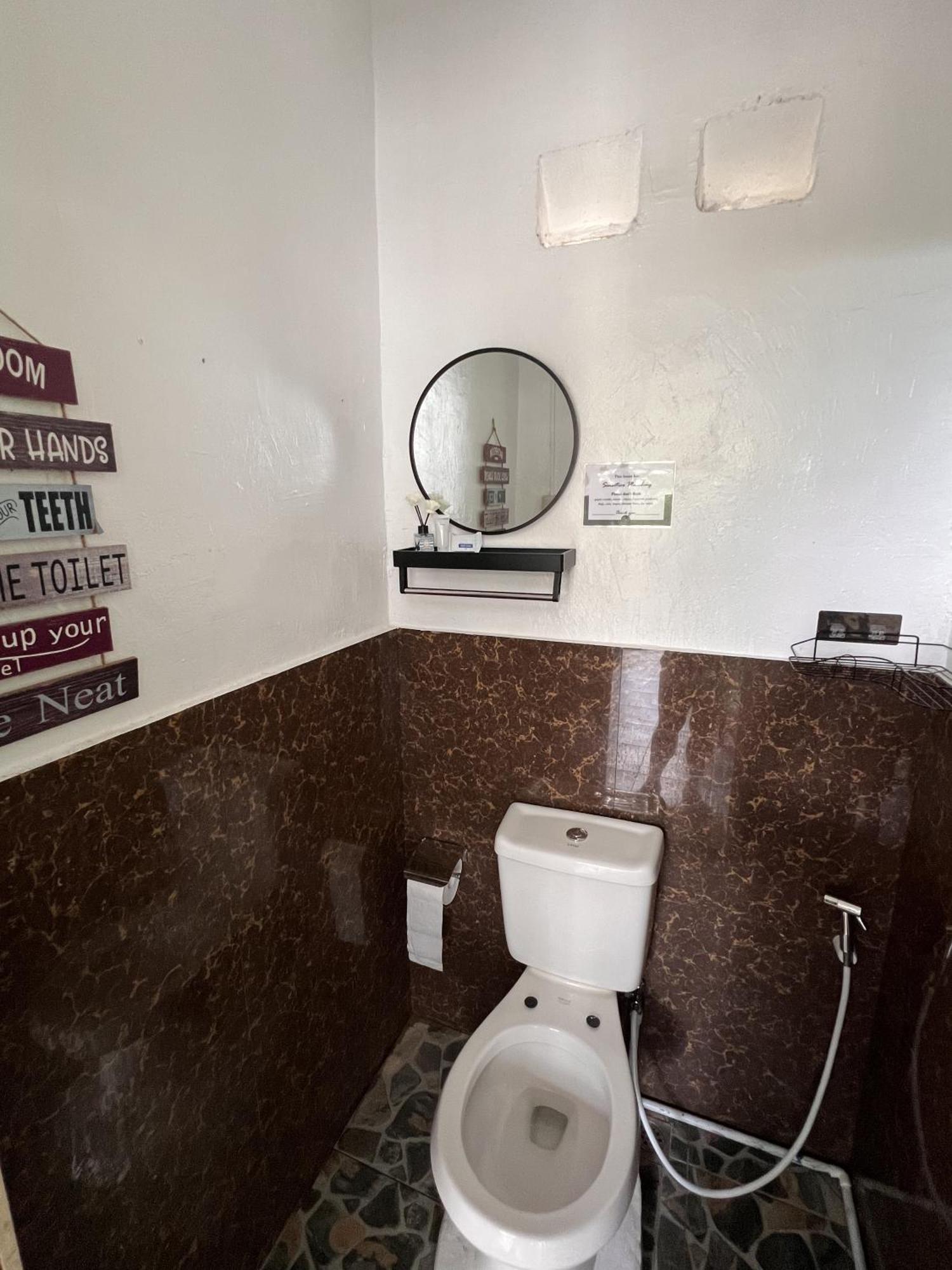 Eighty8 Tourist Inn Корон Екстериор снимка