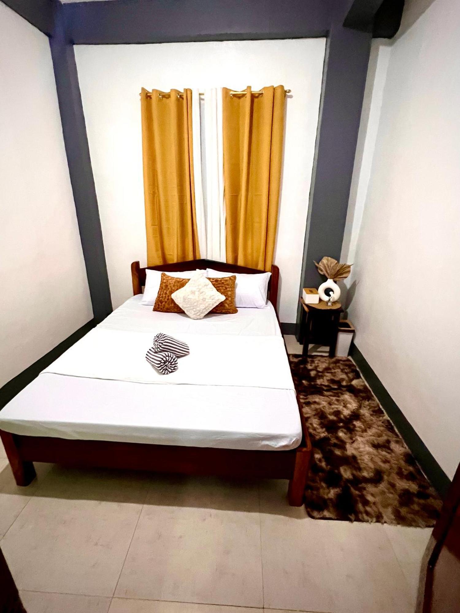 Eighty8 Tourist Inn Корон Екстериор снимка