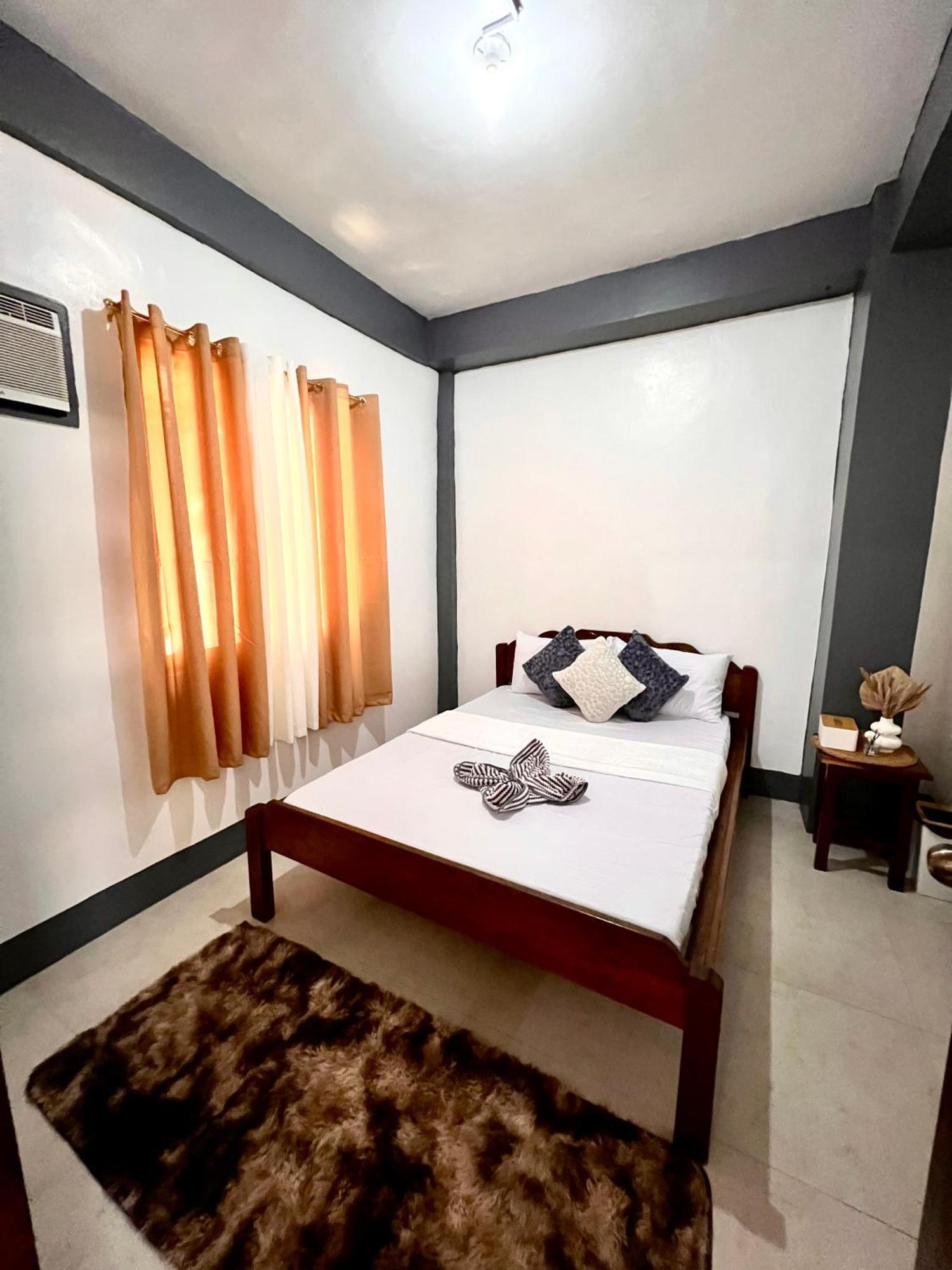 Eighty8 Tourist Inn Корон Екстериор снимка