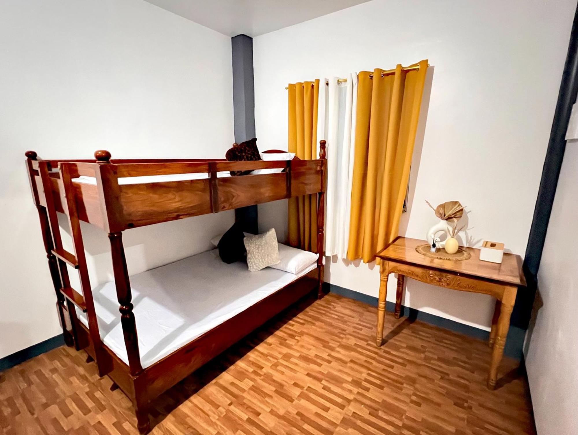 Eighty8 Tourist Inn Корон Екстериор снимка