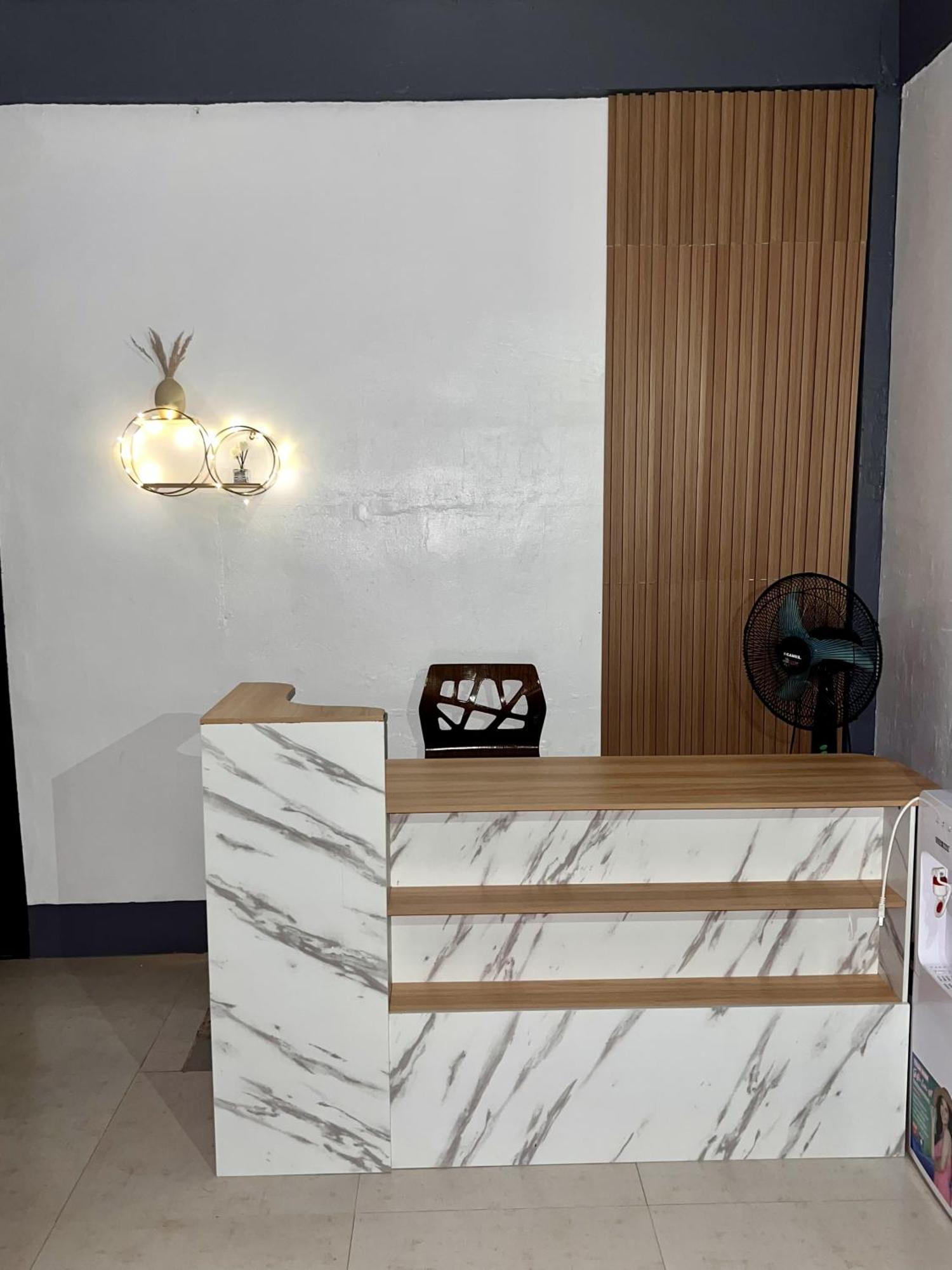 Eighty8 Tourist Inn Корон Екстериор снимка