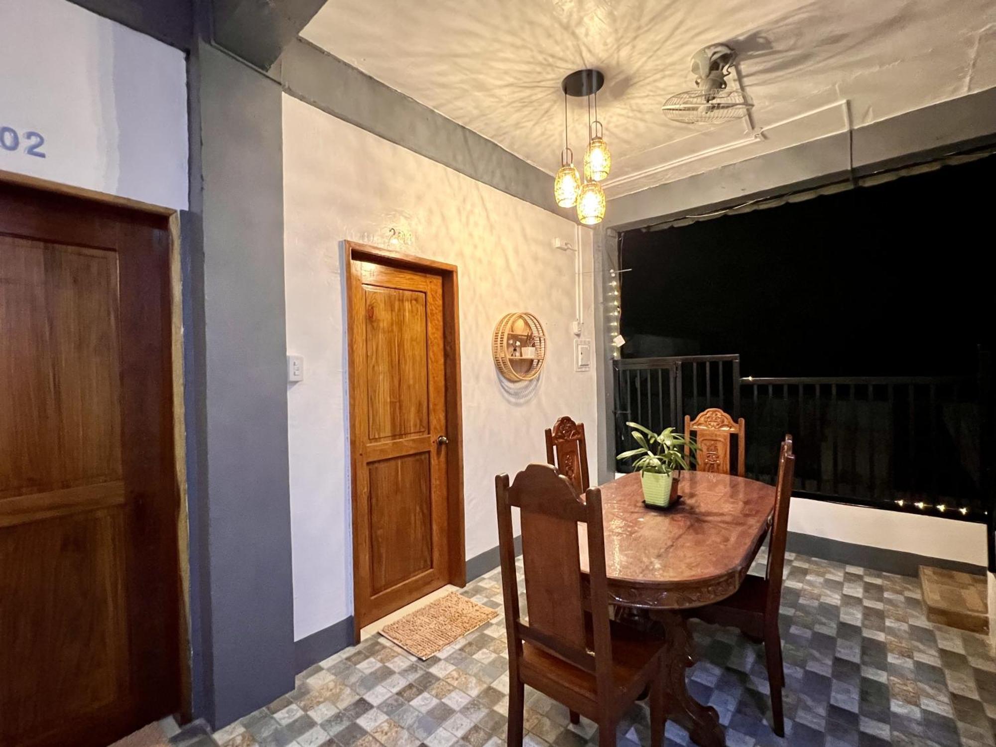 Eighty8 Tourist Inn Корон Екстериор снимка