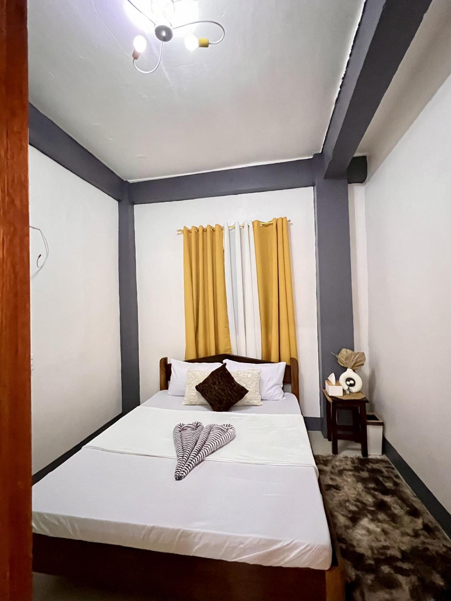 Eighty8 Tourist Inn Корон Екстериор снимка