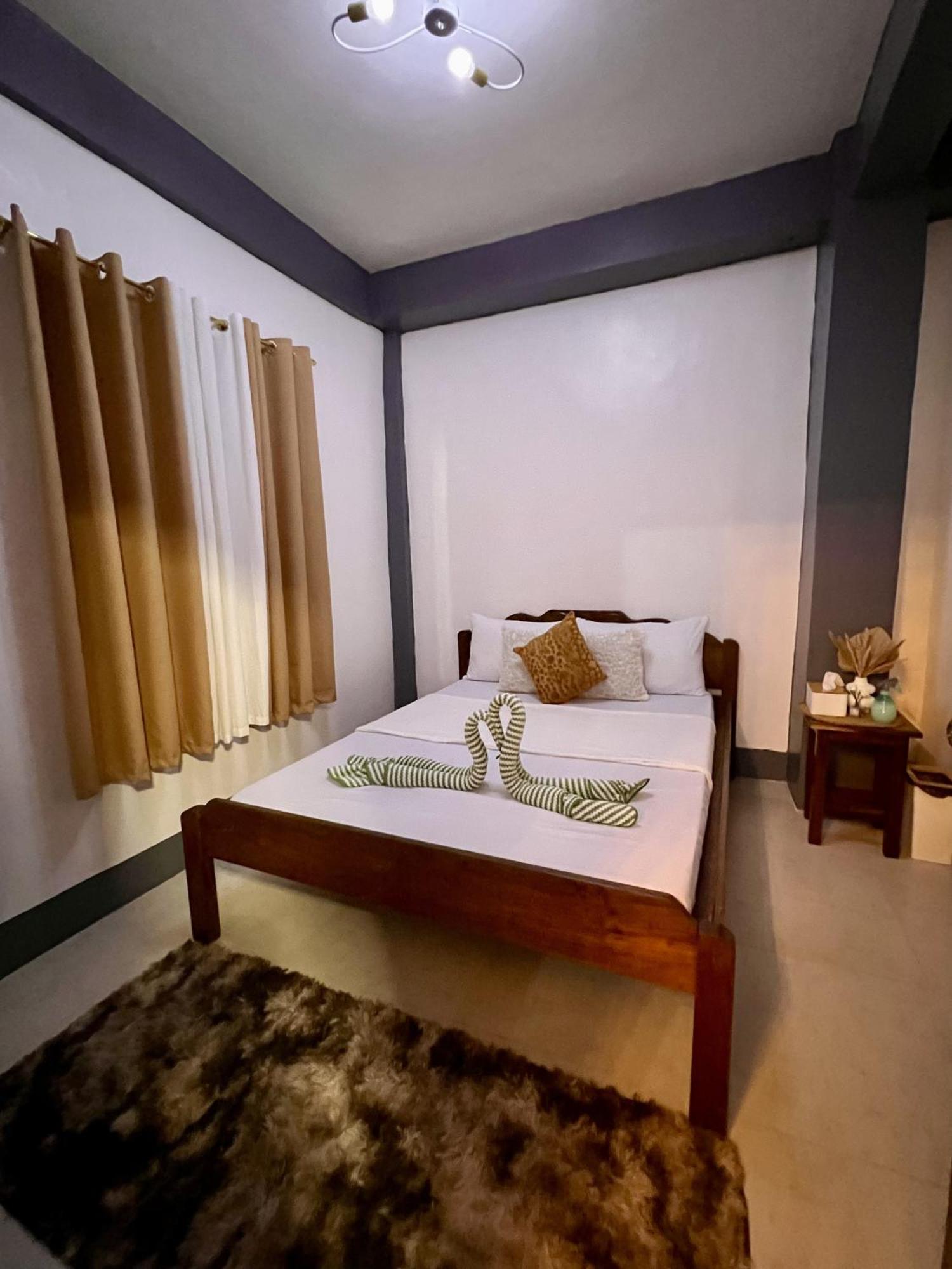 Eighty8 Tourist Inn Корон Екстериор снимка