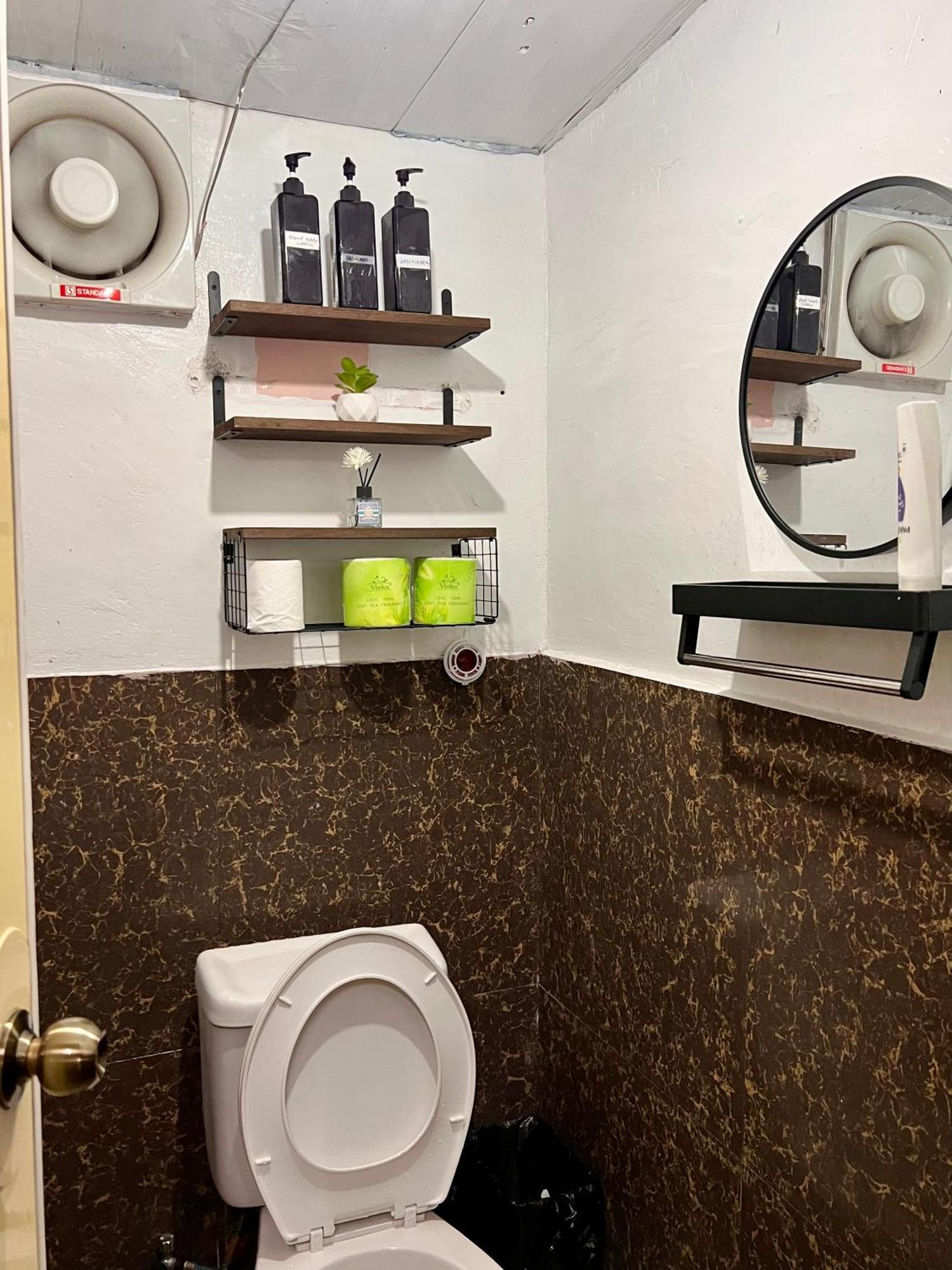 Eighty8 Tourist Inn Корон Екстериор снимка