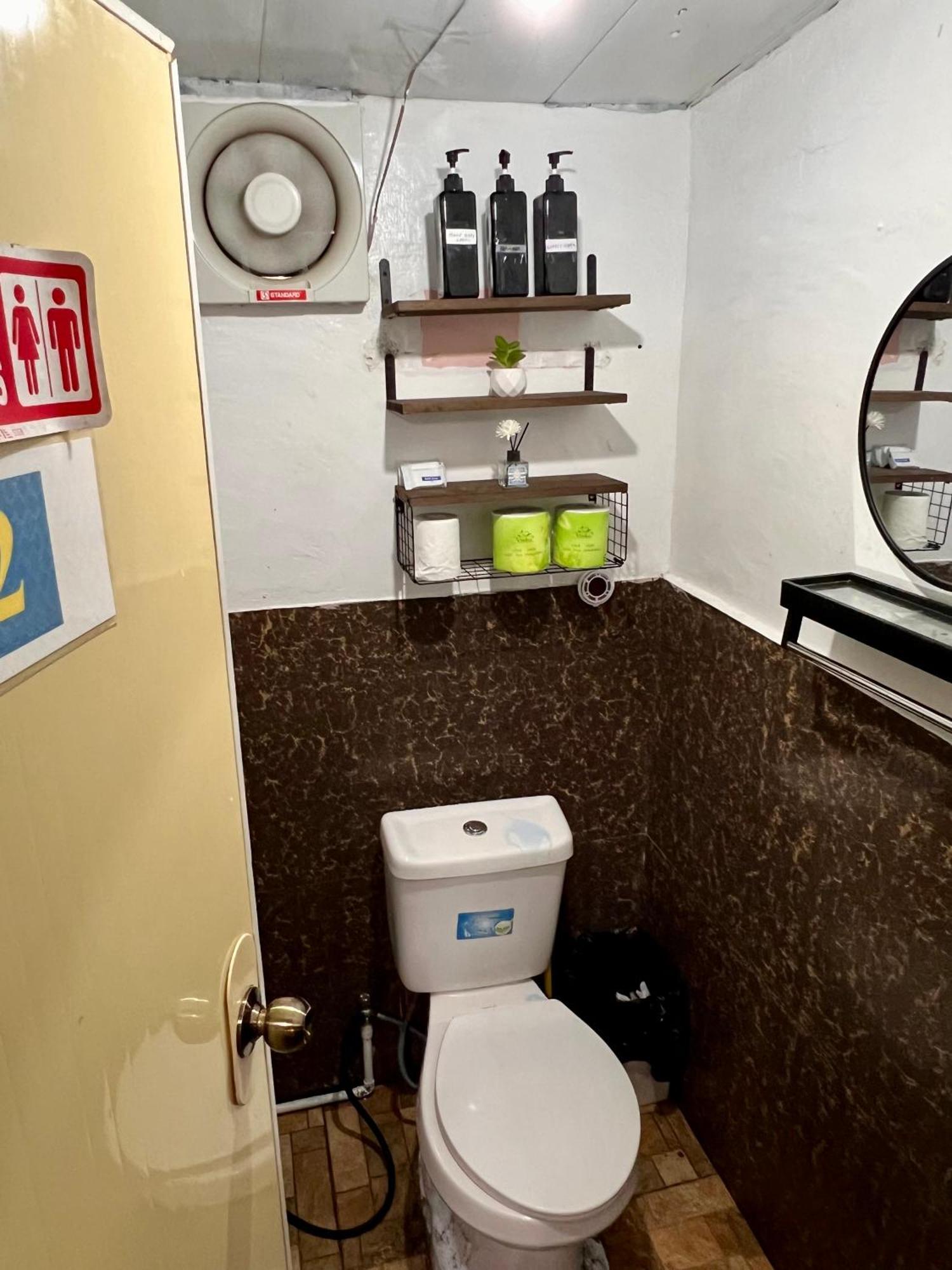 Eighty8 Tourist Inn Корон Екстериор снимка
