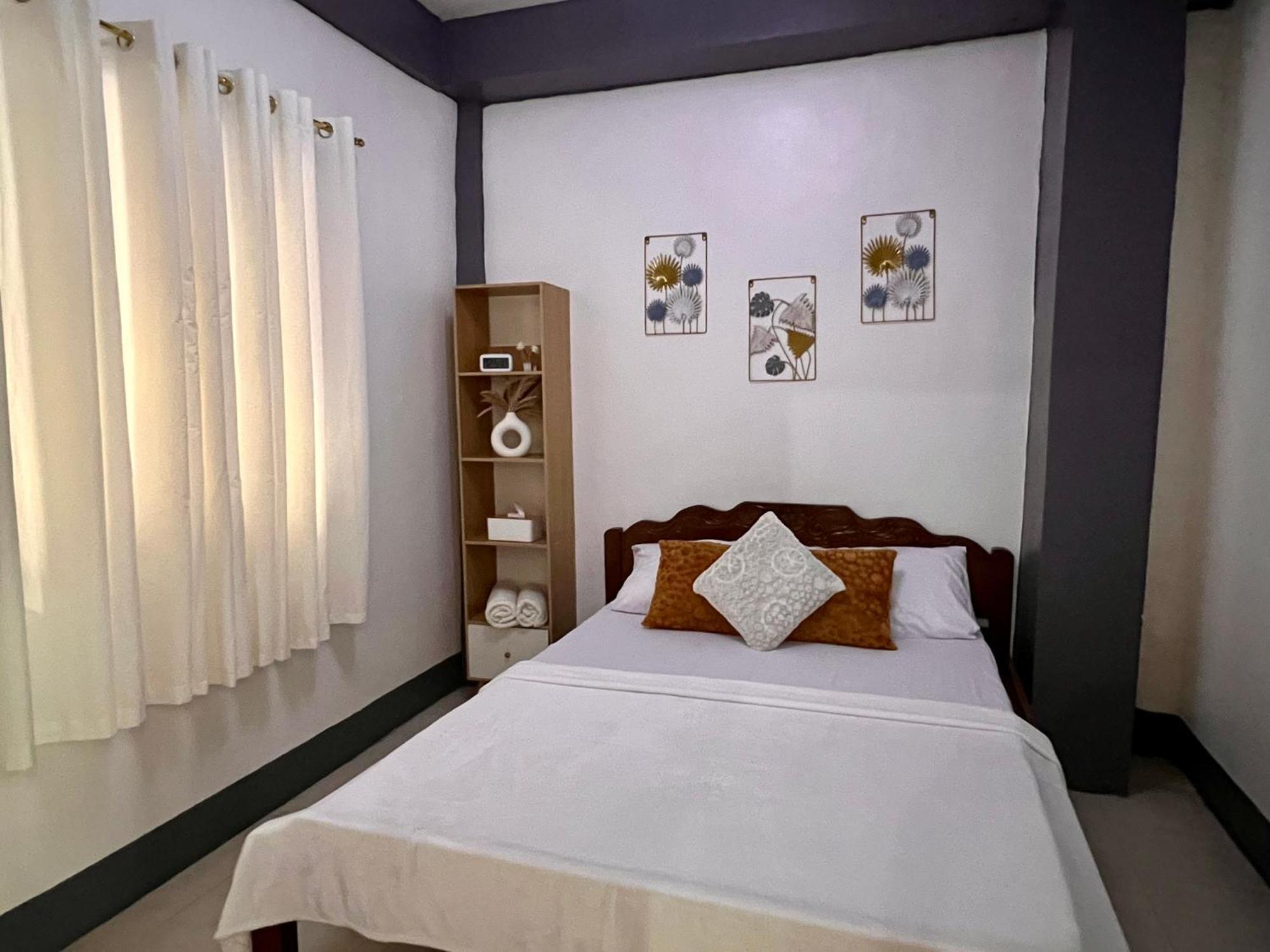 Eighty8 Tourist Inn Корон Екстериор снимка
